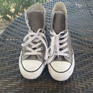 Converse red high top size 6
Very good condition